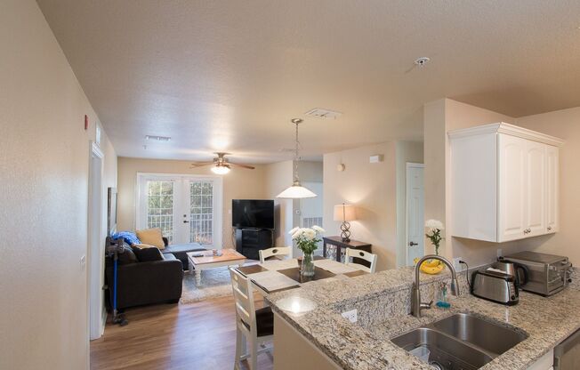 Oxford Terrace II: 4/4 luxury apartment just 3 blocks from UF & 1 block from Sorority Row. Now Renting for Fall 2026!