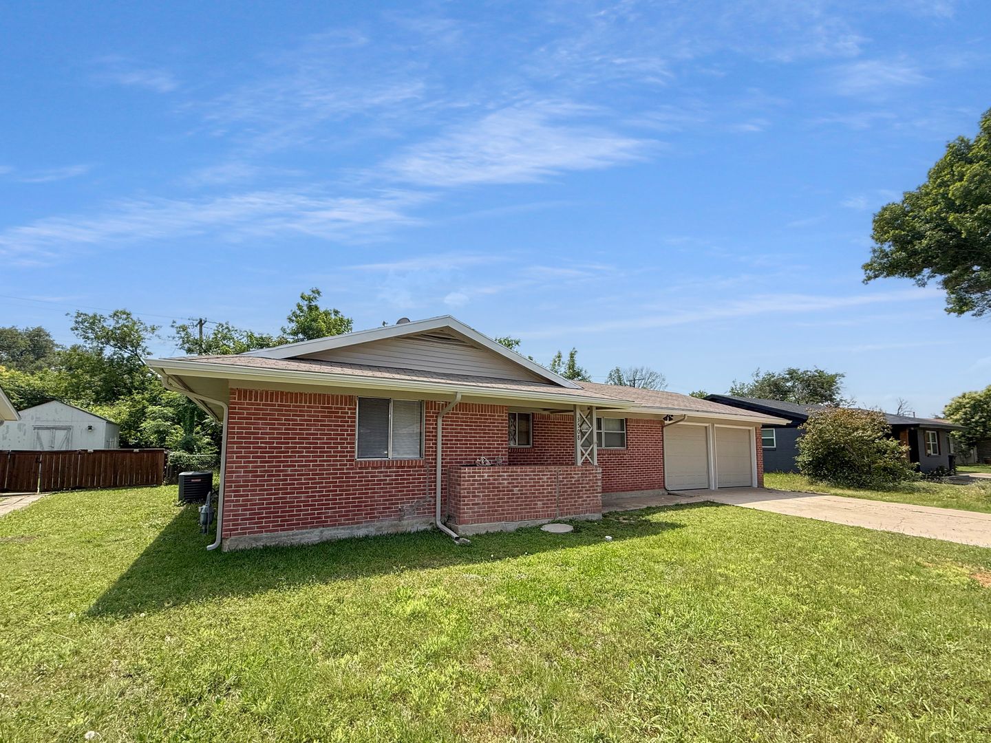Charming 3-Bedroom Home with Bonus Room in Prime Location!