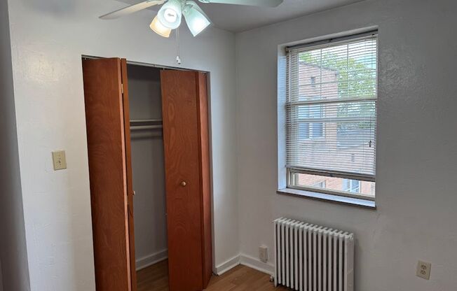 3 beds, 1 bath, 800 sqft, $2,100, Unit 406D