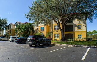 Beautiful 2-bedroom, 2-bathroom condo  in the Villa Grand community of Fort Myers