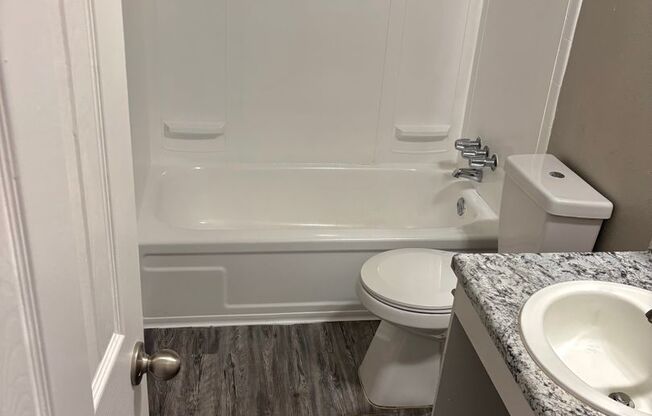 2 beds, 1.5 baths, 832 sqft, $869, Unit 135