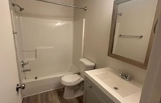 3 beds, 1 bath, $1,300, Unit Unit 3