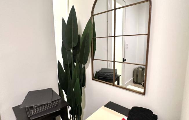 324 W 47 ST