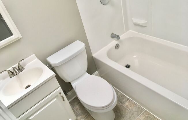 2 beds, 1 bath, $1,095, Unit Unit B