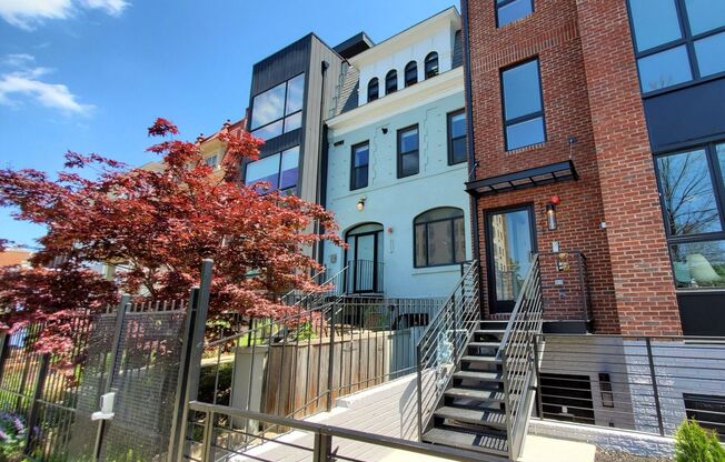 Amazing 2 Bedroom, 2 Full Bathroom 14th St Apartment with Secure Parking!