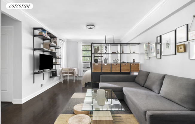 54 E 8 ST