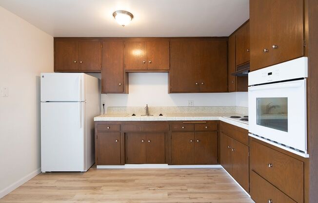 Immaculate 2b/2ba Apartment in Hillcrest with Parking!