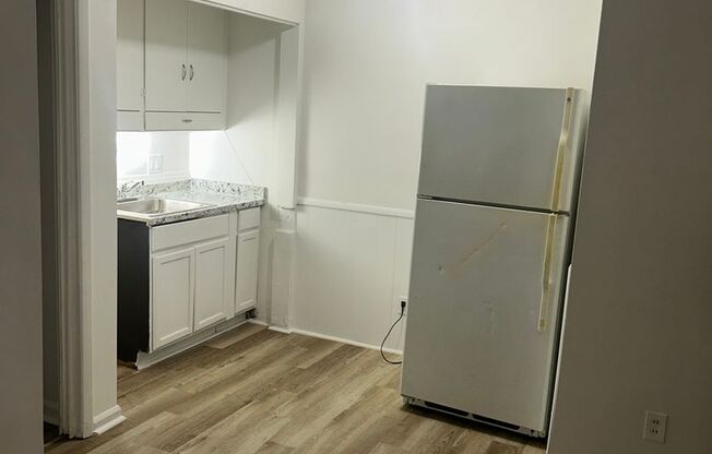 MOVE IN READY ONE BEDROOM !! Half off-security deposit!!