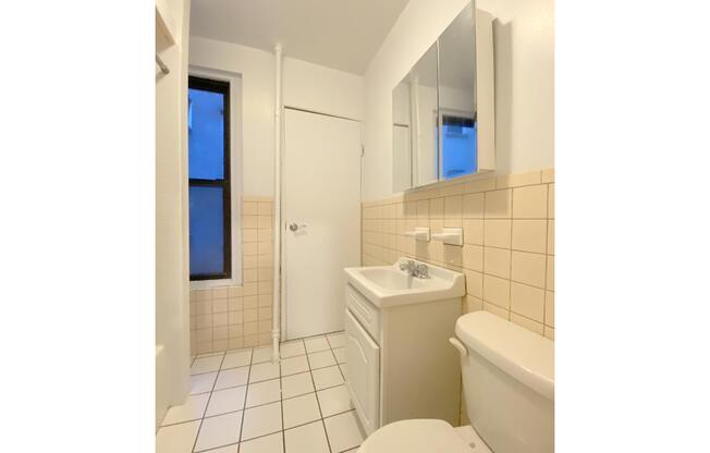 1 bed, 1 bath, $2,400, Unit 17