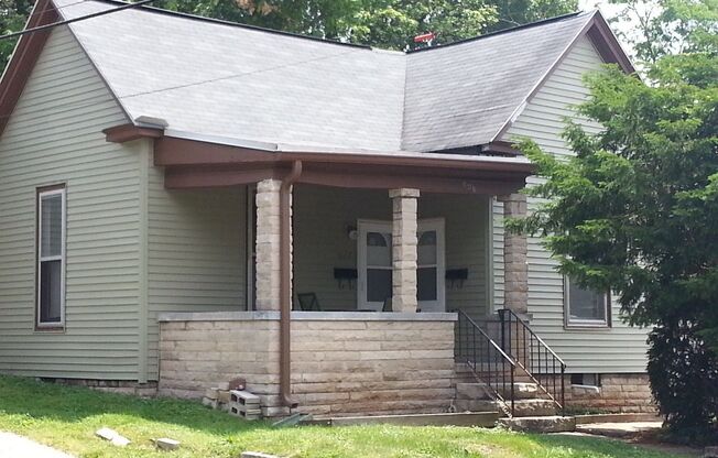 1 bed, 1 bath duplex located near downtown Bloomington