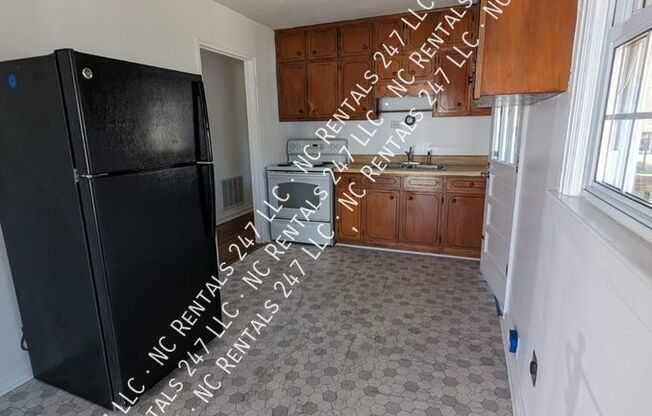 3 beds, 1 bath, 900 sqft, $1,300