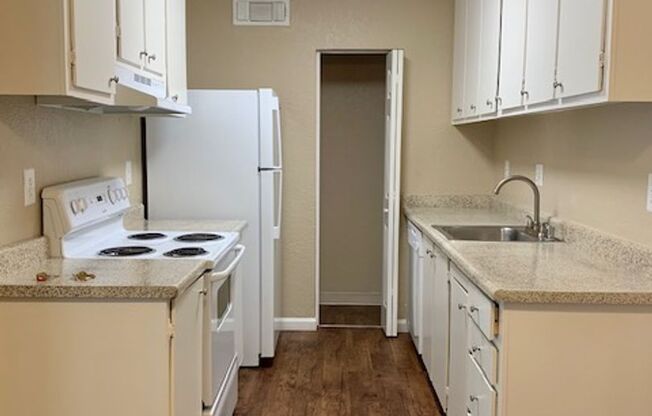 2 beds, 1 bath, 861 sqft, $1,700, Unit 13