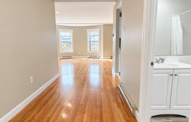 2 beds, 1 bath, 850 sqft, $3,850, Unit TEN