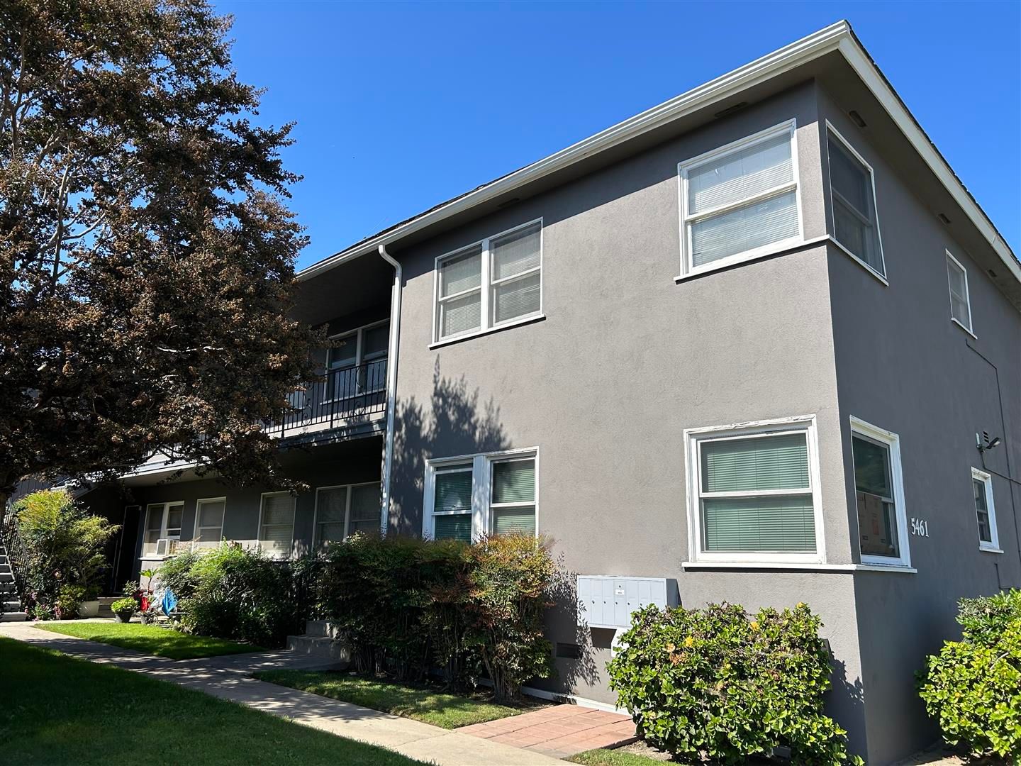 ONE BEDROOM APARTMENT UPPER UNIT IN LONG BEACH--CALL US TODAY!