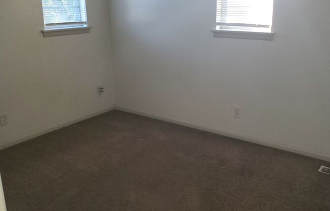 3 beds, 1 bath, 1,285 sqft, $925, Unit Unit B