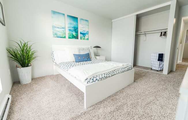 Renton Apartments - The Aviator Apartments - Bedroom 2