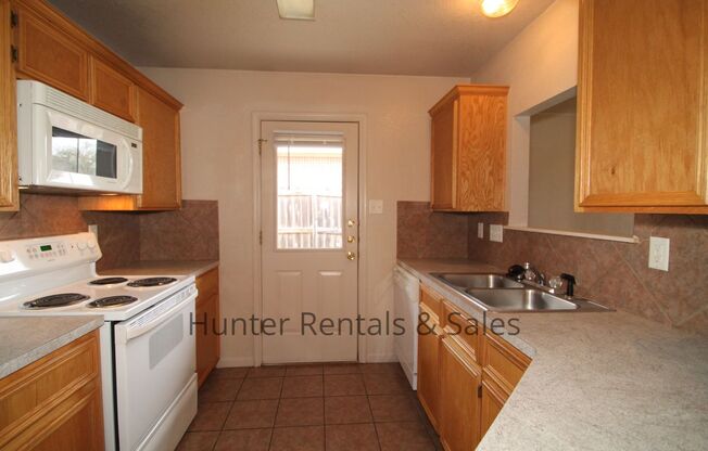 3 beds, 2 baths, $1,200, Unit Unit B