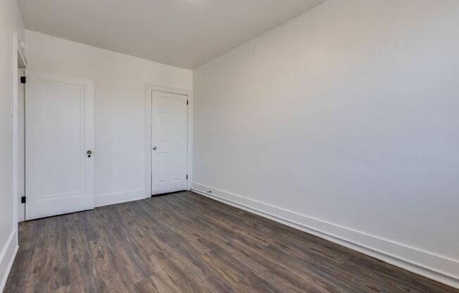 3 beds, 1 bath, $1,300, Unit (201 Locust)1st FLR Right