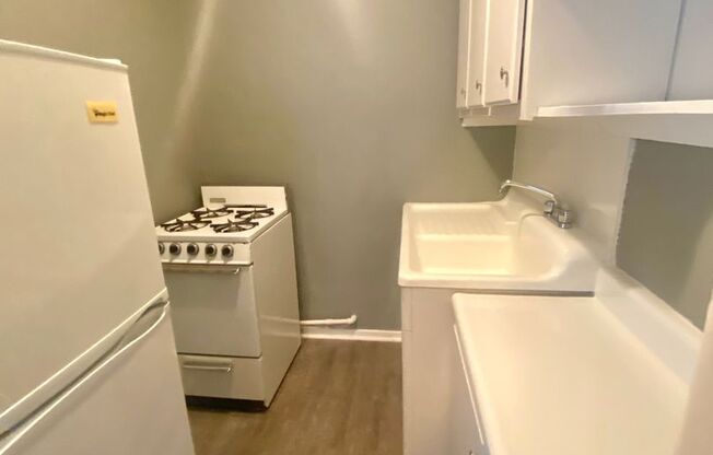 Studio, 1 bath, $585, Unit C4