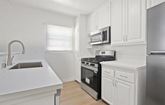 937 6th St in Santa Monica - North of Wilshire and 6 blocks to the beach!