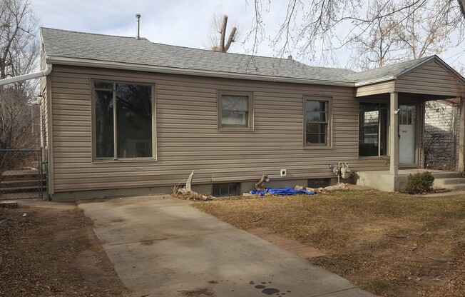 2 bed 1 bath single family home! AVAILABLE NOW! - 4335 S. Grant St.