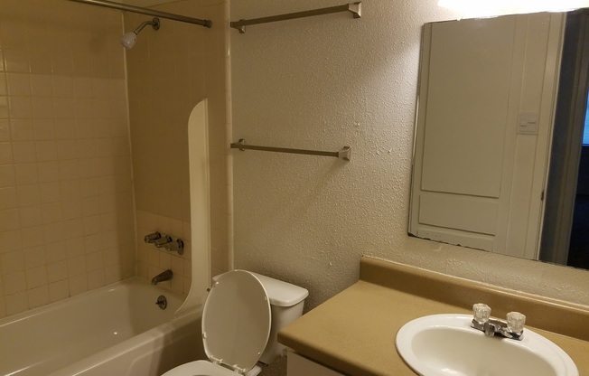2 beds, 2 baths, 925 sqft, $1,035, Unit *638