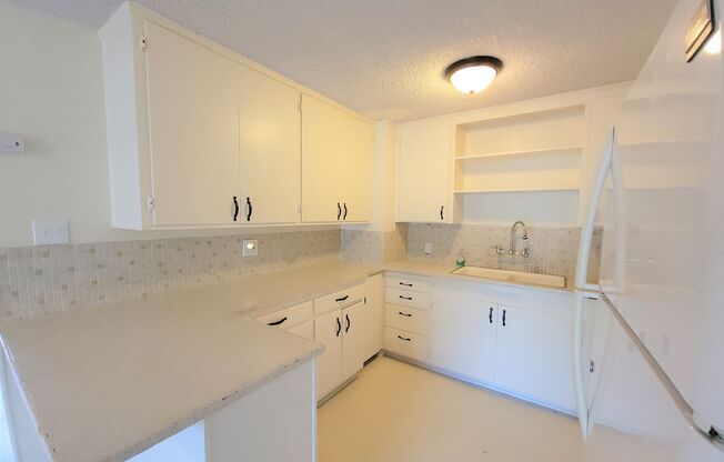 Available Charming 2BD, 1BA Shoreline Ridgecrest Cottage