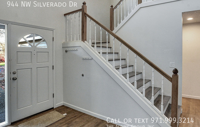 944 NW SILVERADO DR