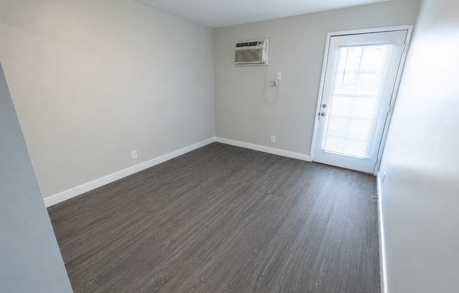 2 beds, 1 bath, 915 sqft, $2,098, Unit 303