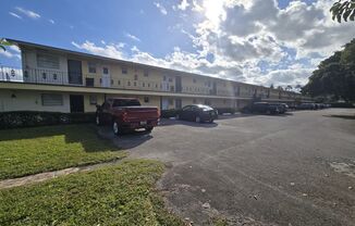 2-Bed, 2-Bath Miami Condo in HOA Community – Pool, Laundry On-Site