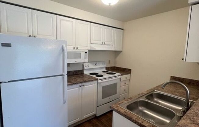 3 beds, 2 baths, 1,132 sqft, $1,990, Unit 123