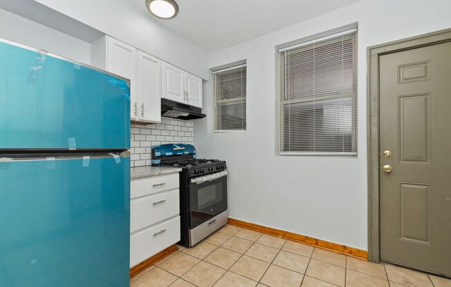 3 beds, 1 bath, $1,475, Unit 6059-3