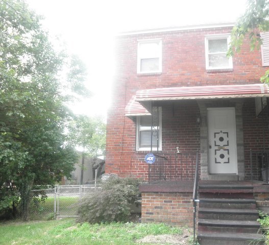 3 Bed, 1 Bath Townhouse with Fenced Yard, Hardwood Floors, and Fireplace