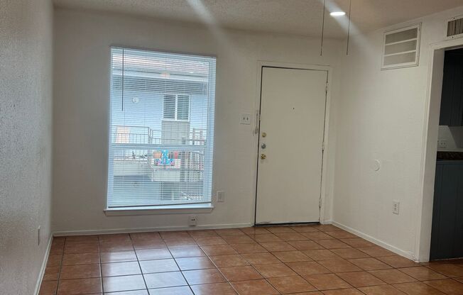 2 beds, 1 bath, 715 sqft, $1,340