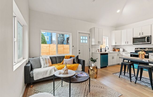 Beautiful 2 bd 1 ba home near restaurants, shops, parks, Capitol Hill, Downtown Seattle and more