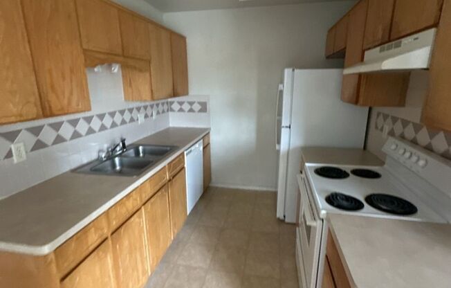 2 beds, 1 bath, 857 sqft, $675, Unit B