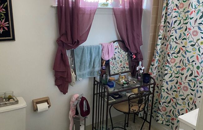 1 bed, 1 bath, $1,299, Unit B09