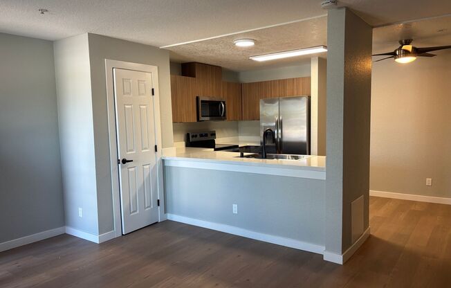 1 bed, 1 bath, 671 sqft, $2,460, Unit H027