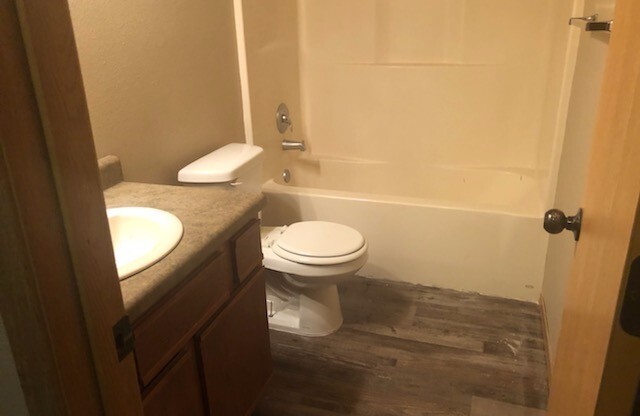 2 beds, 1 bath, $775