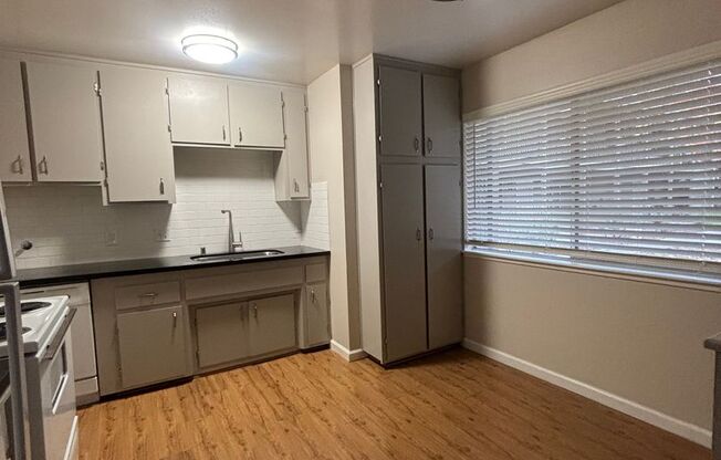2 beds, 1 bath, 750 sqft, $1,725, Unit 4560
