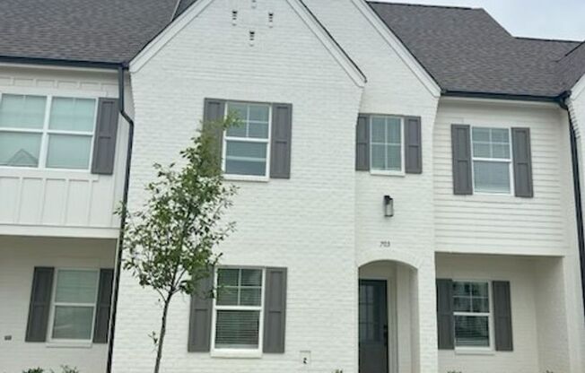 3BR/3.5BA End Unit in South Grove