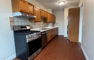 3 beds, 1 bath, 1,003 sqft, $4,700, Unit 13