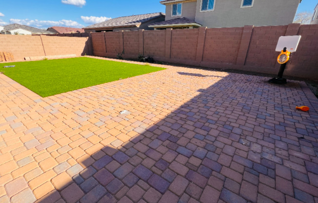 8609 W SOLANO DR