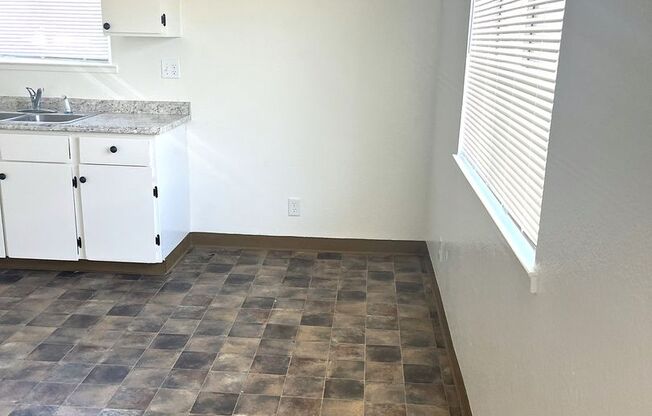 3 beds, 1 bath, $2,500, Unit 9