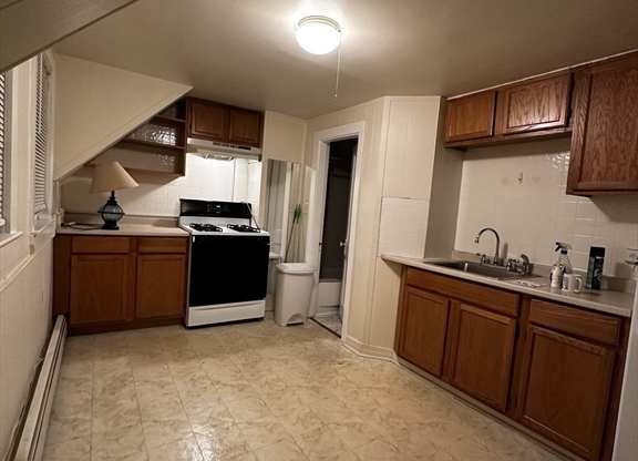 1 bed, 1 bath, 600 sqft, $1,800, Unit R