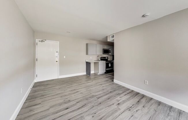 3 beds, 1 bath, $2,300, Unit Unit 10