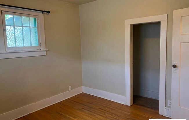 2 beds, 1 bath, $1,800, Unit 906 Mathews St