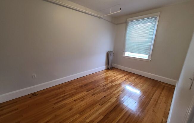 2 beds, 1 bath, $2,850, Unit 30