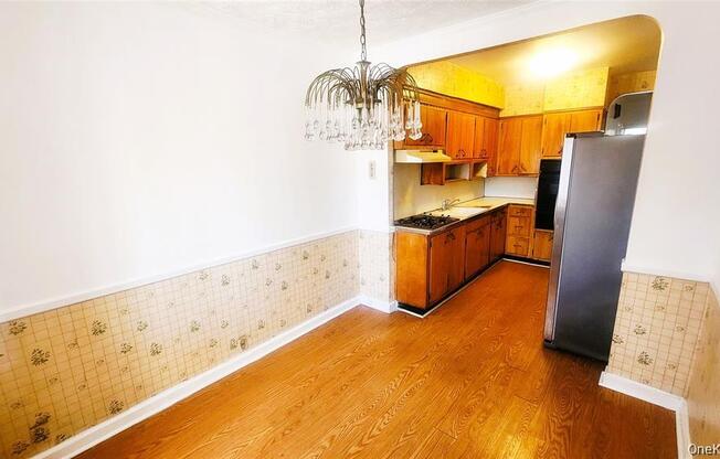 2 beds, 1 bath, 2,332 sqft, $3,000
