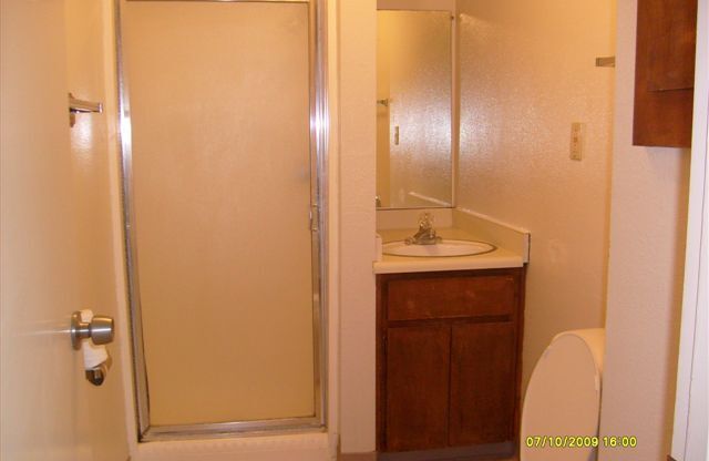 2 beds, 2 baths, 900 sqft, $1,400, Unit 4